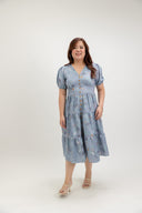 Embroidered Smocked Back Midi Dress (Édition Limitée Print — Mizuki Blue) - ELTWINE