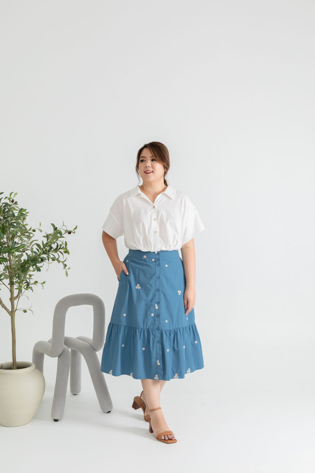 Embroidery Elastic-back Midi Skirt (Blue Daisy)