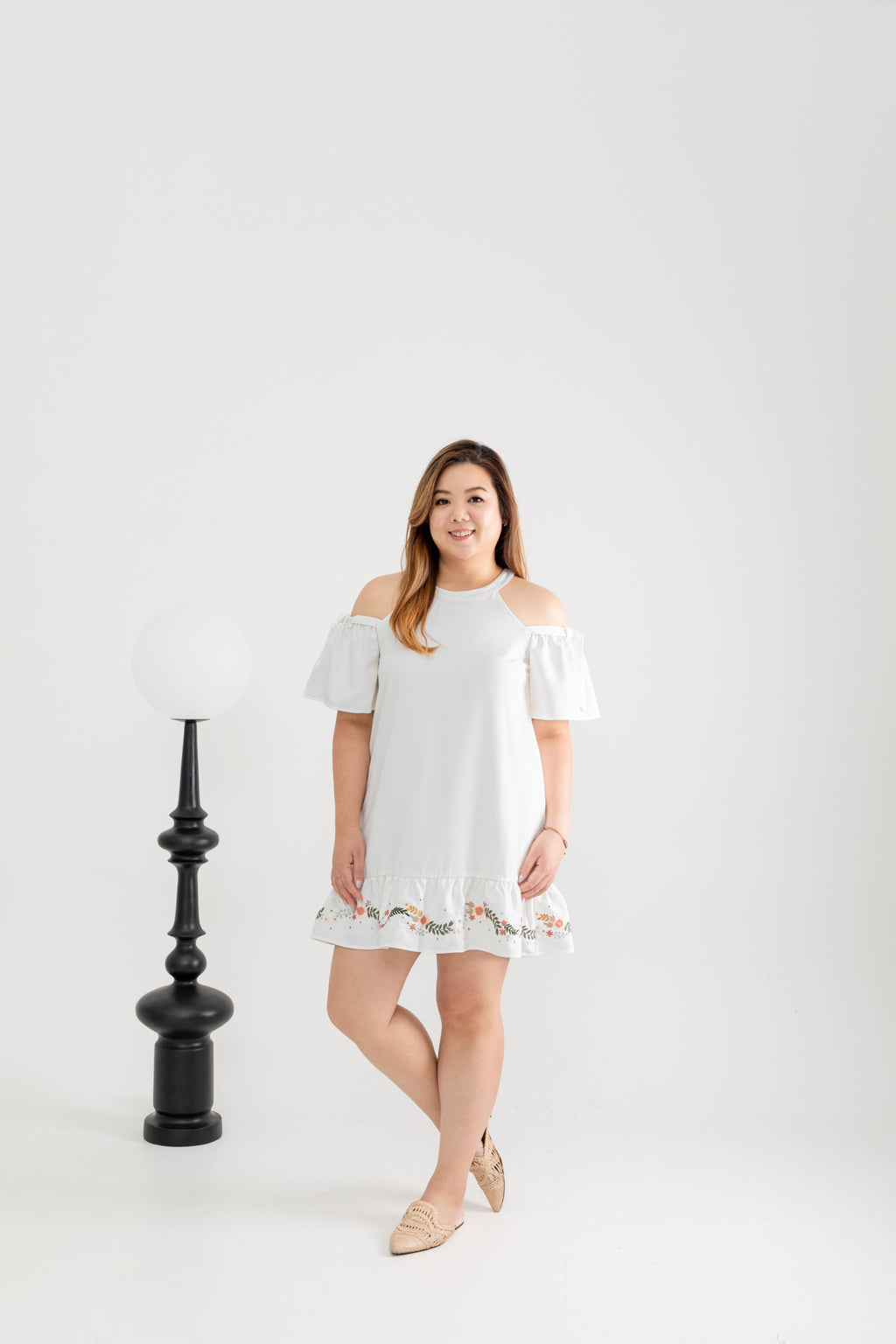 Embroidery Posies Hem Dress (White) - édition limitée