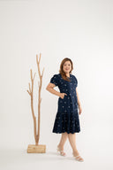 Pleats Bottom Embroidery Midi Dress (Édition limitée - Navy)