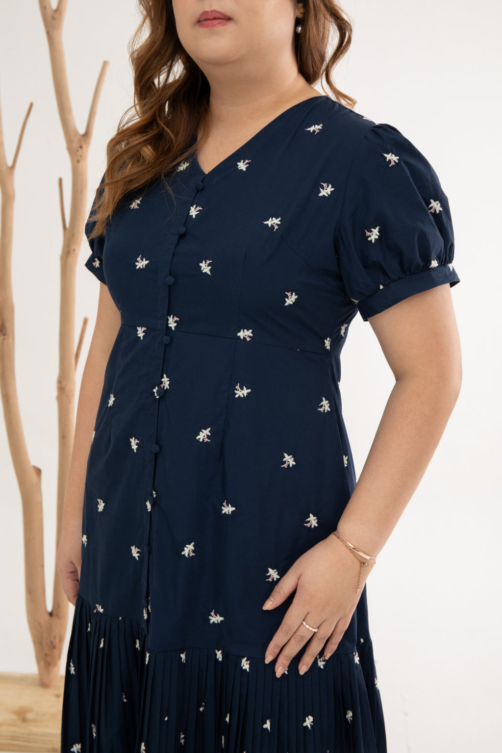 Pleats Bottom Embroidery Midi Dress (Édition limitée - Navy)