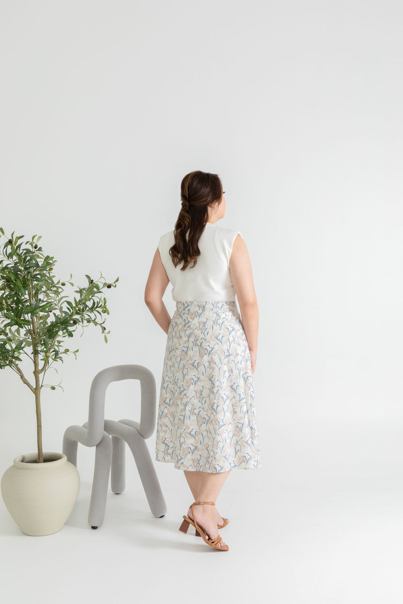 Tortoise Shell Buttons Printed Skirt (White Magnolia)