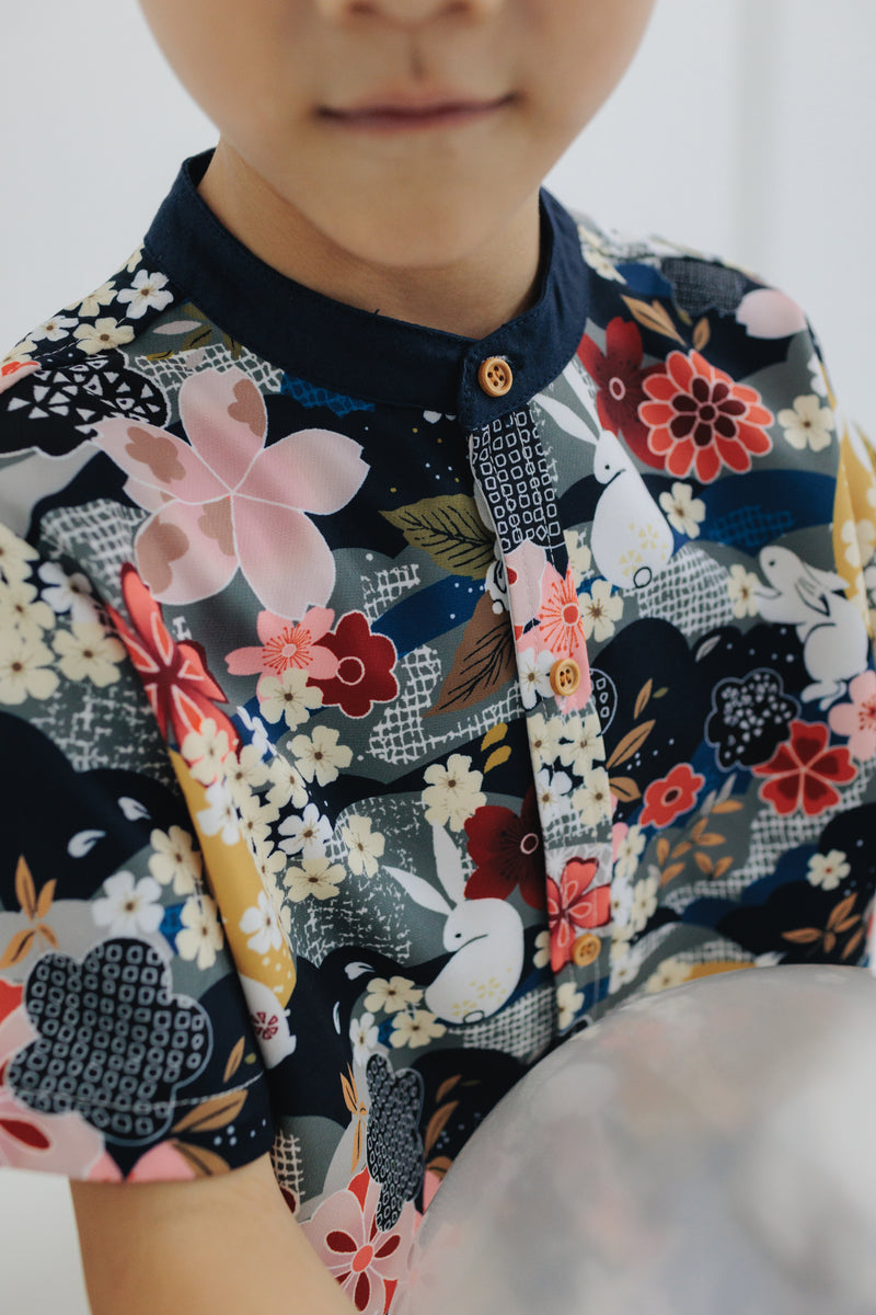 (BOY) Mandarin Collar with Wooden Button Shirt  (édition limitée print - Lunar Rabbit)