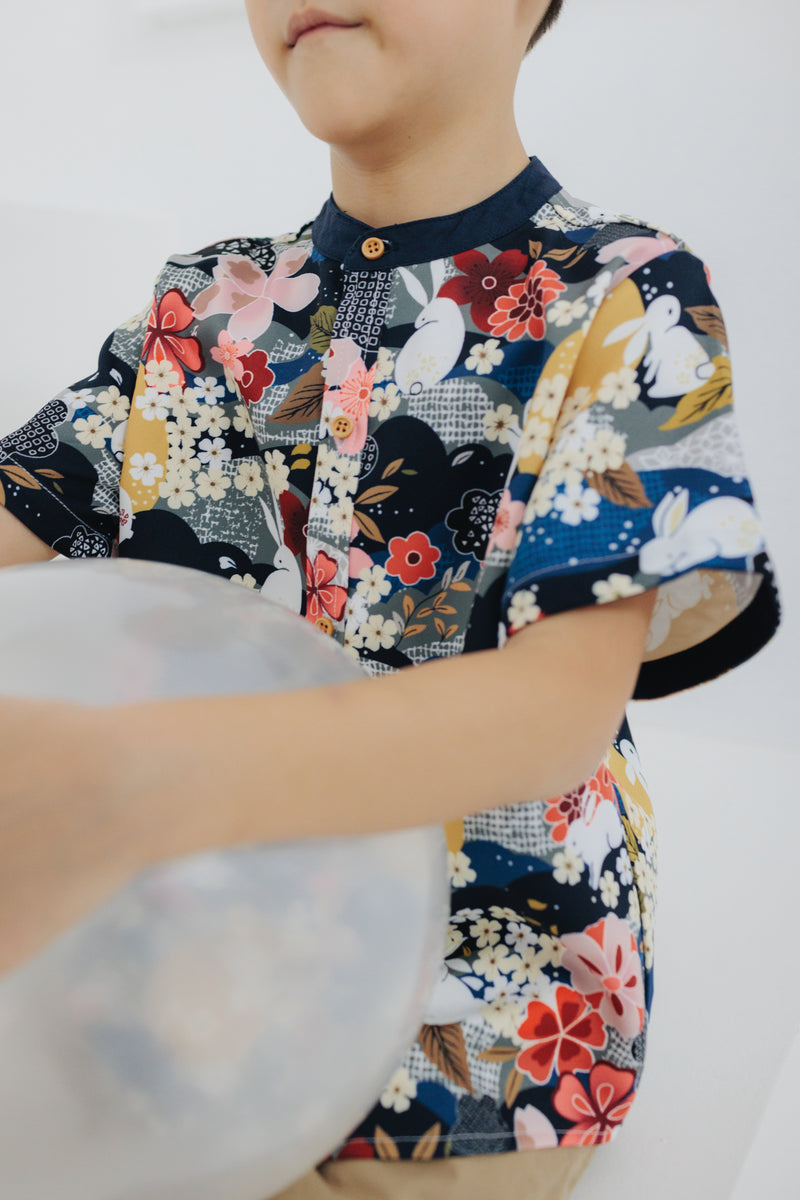 (BOY) Mandarin Collar with Wooden Button Shirt  (édition limitée print - Lunar Rabbit)