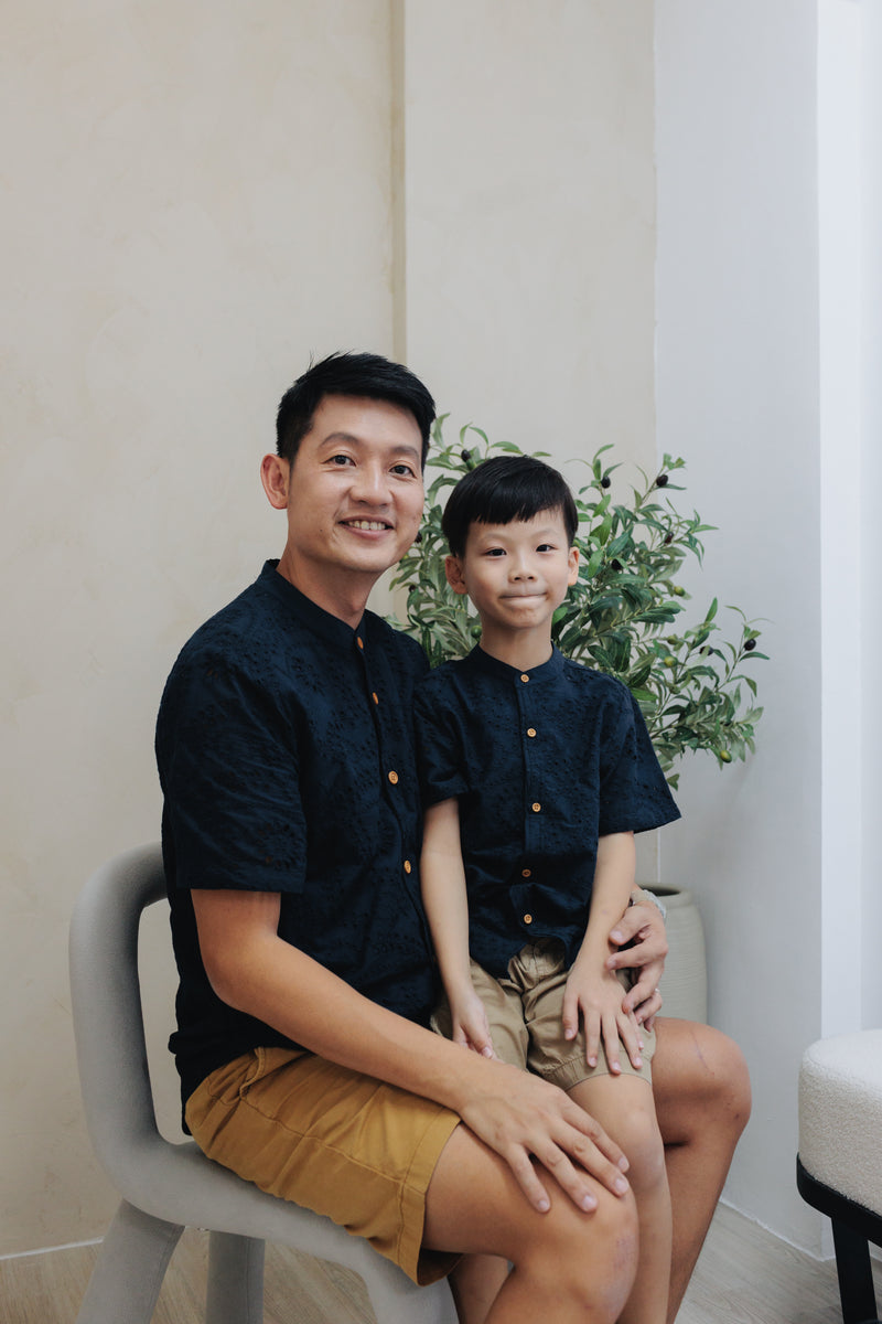 (MEN) Mandarin Collar with Wooden Button Shirt  (Navy Eyelet)