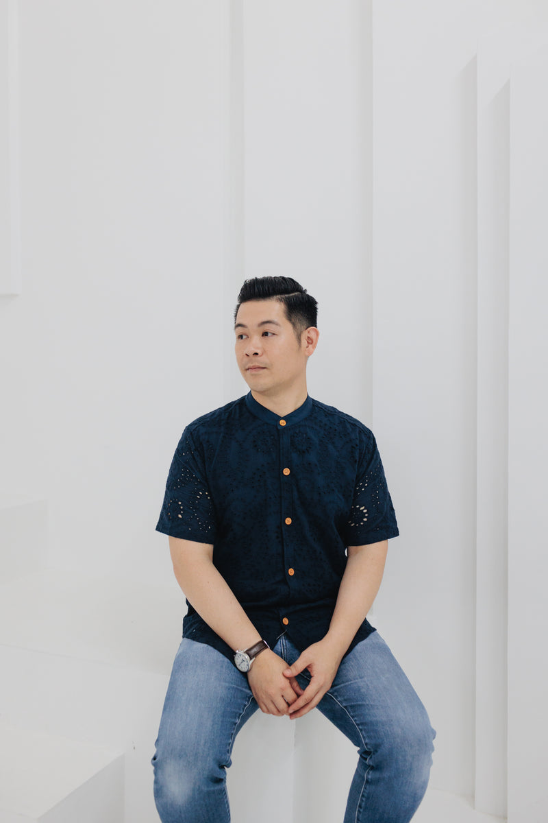 (MEN) Mandarin Collar with Wooden Button Shirt  (Navy Eyelet)