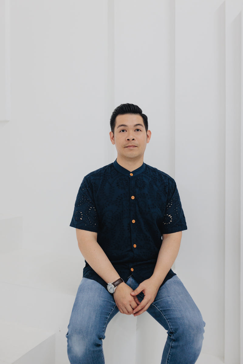 (MEN) Mandarin Collar with Wooden Button Shirt  (Navy Eyelet)