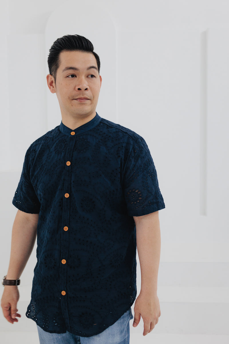 (MEN) Mandarin Collar with Wooden Button Shirt  (Navy Eyelet)