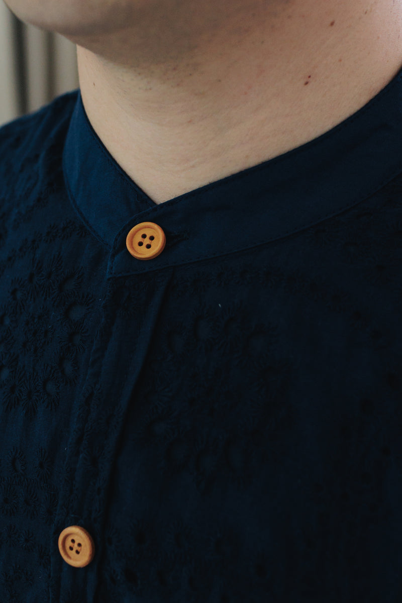 (MEN) Mandarin Collar with Wooden Button Shirt  (Navy Eyelet)