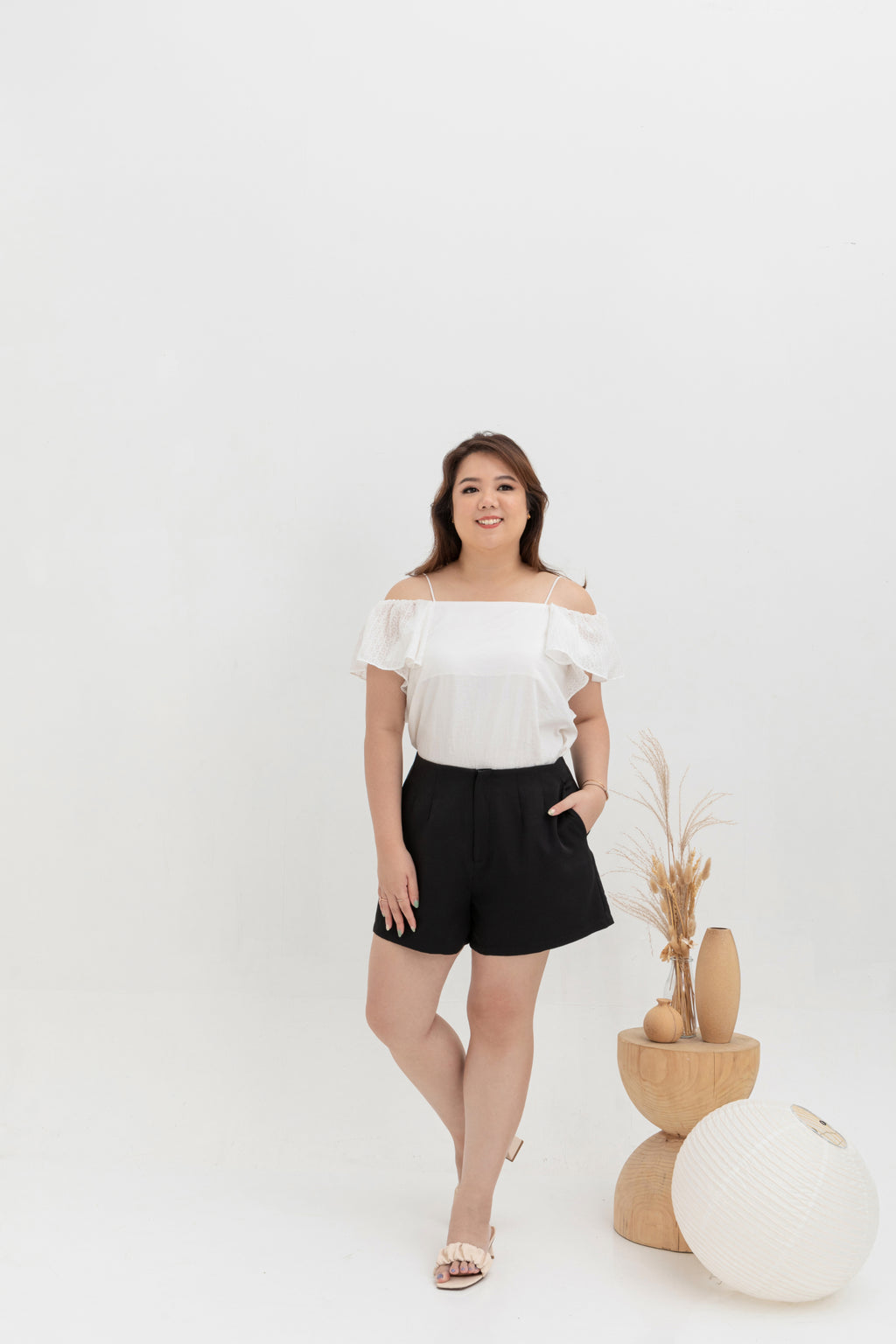 Classic Taper Mid-Waist Shorts (Black)